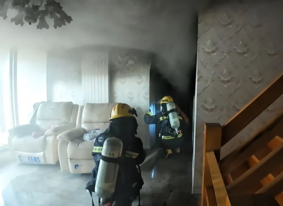 卧室发生火情，家里几乎被烧光！“通电搭子”惹祸