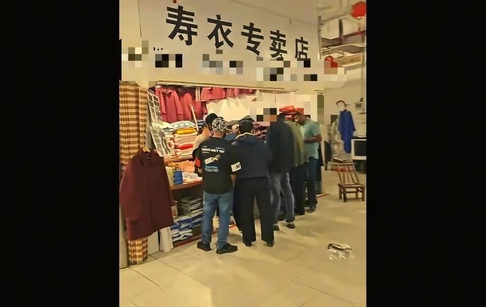 语言不通劝不住！外国游客误将寿衣当唐装要买，店主最后这么做
