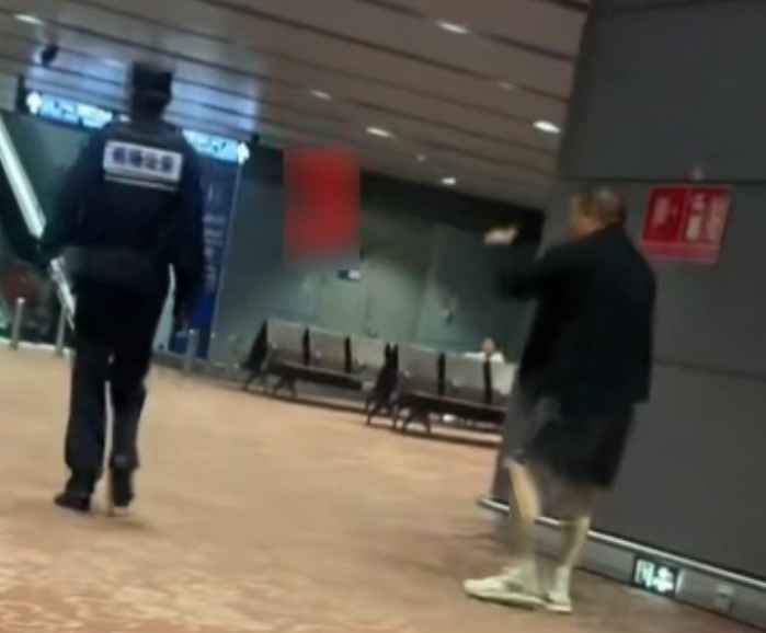 一男子因航班延误，扬言“要炸机场”，被公安带走→