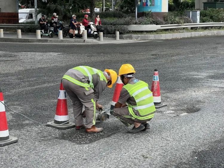 专治“行路难”,深圳“卷尺哥”火了!记者直击“指哪改哪”现场 专治“行路难”,深圳“卷尺哥”火了!记者直击“指哪改哪”现场