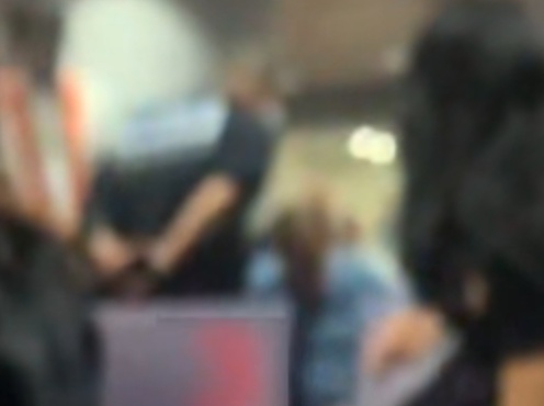 一男子因航班延误，扬言“要炸机场”，被公安带走→