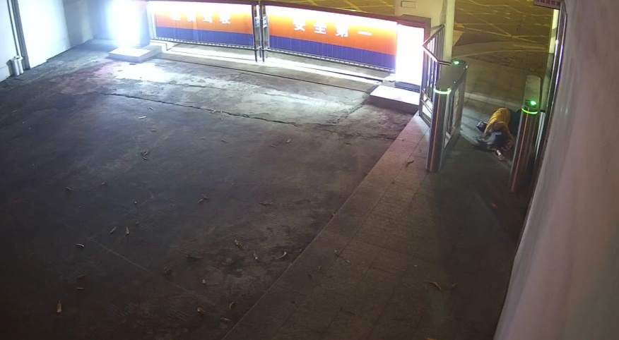 她用尽最后一丝力气，走到消防站门口后……