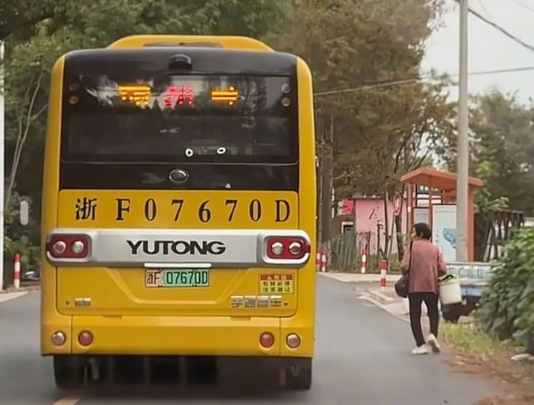 全网点赞!公交车司机一个“慢”动作,登上热搜 全网点赞!公交车司机一个“慢”动作,登上热搜