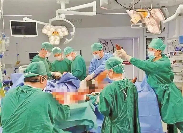 仅仅30秒，男子全身烧伤90%！别再这样充电