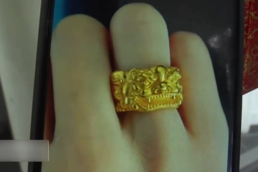 女子找人上门回收黄金，报价有点离奇！事后一算，赶紧报警
