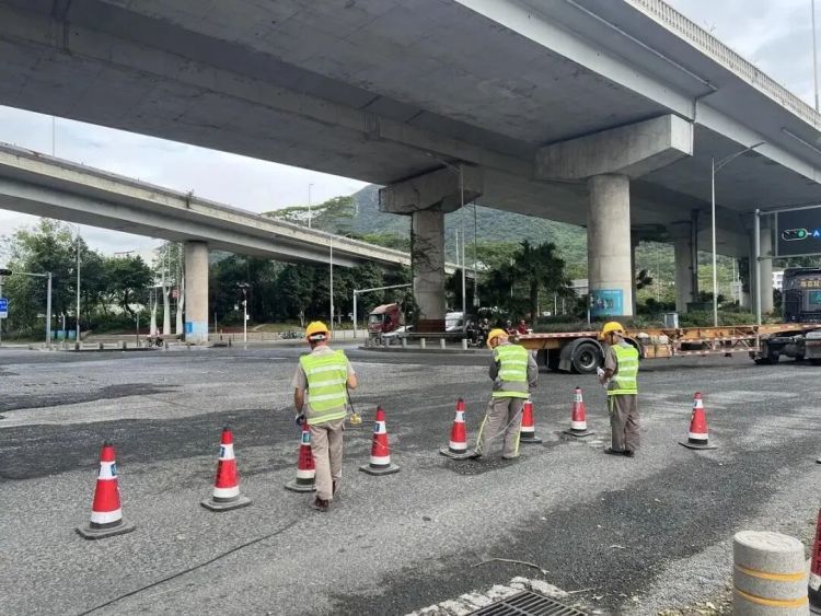 专治“行路难”,深圳“卷尺哥”火了!记者直击“指哪改哪”现场 专治“行路难”,深圳“卷尺哥”火了!记者直击“指哪改哪”现场