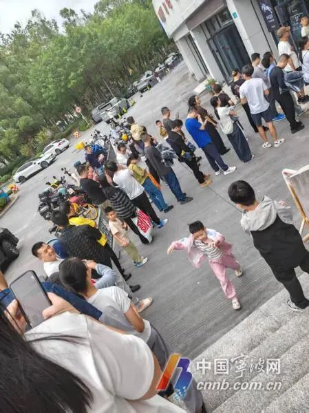 气温骤降!学生秋款校服热销,宁波家长排起长队 气温骤降!学生秋款校服热销,宁波家长排起长队