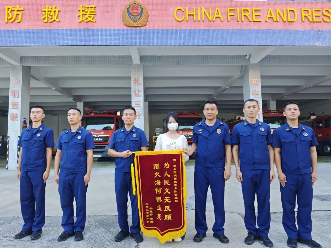 她用尽最后一丝力气，走到消防站门口后……
