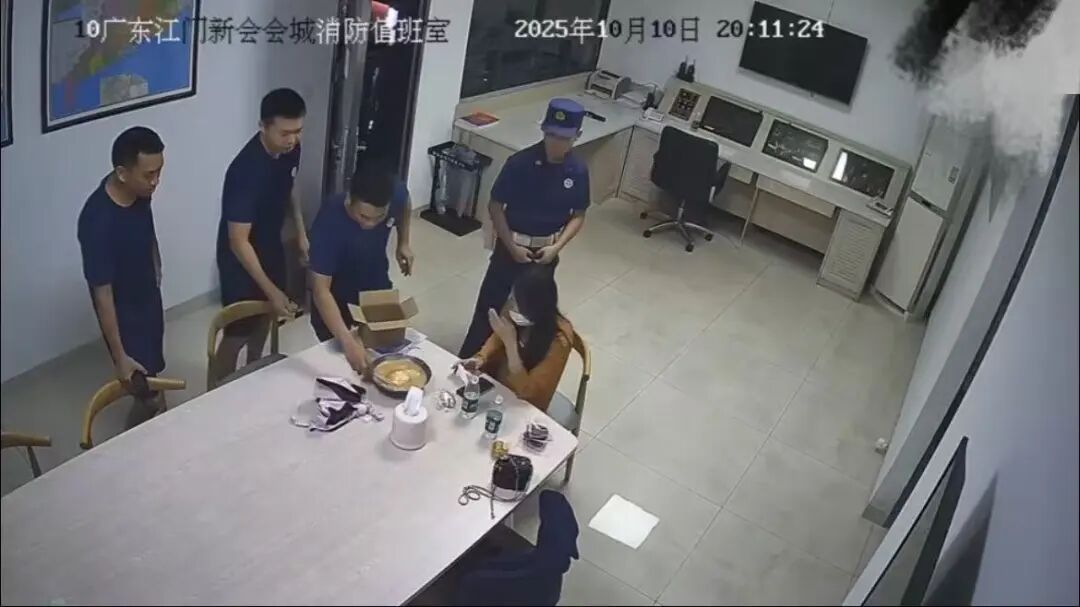 她用尽最后一丝力气，走到消防站门口后……
