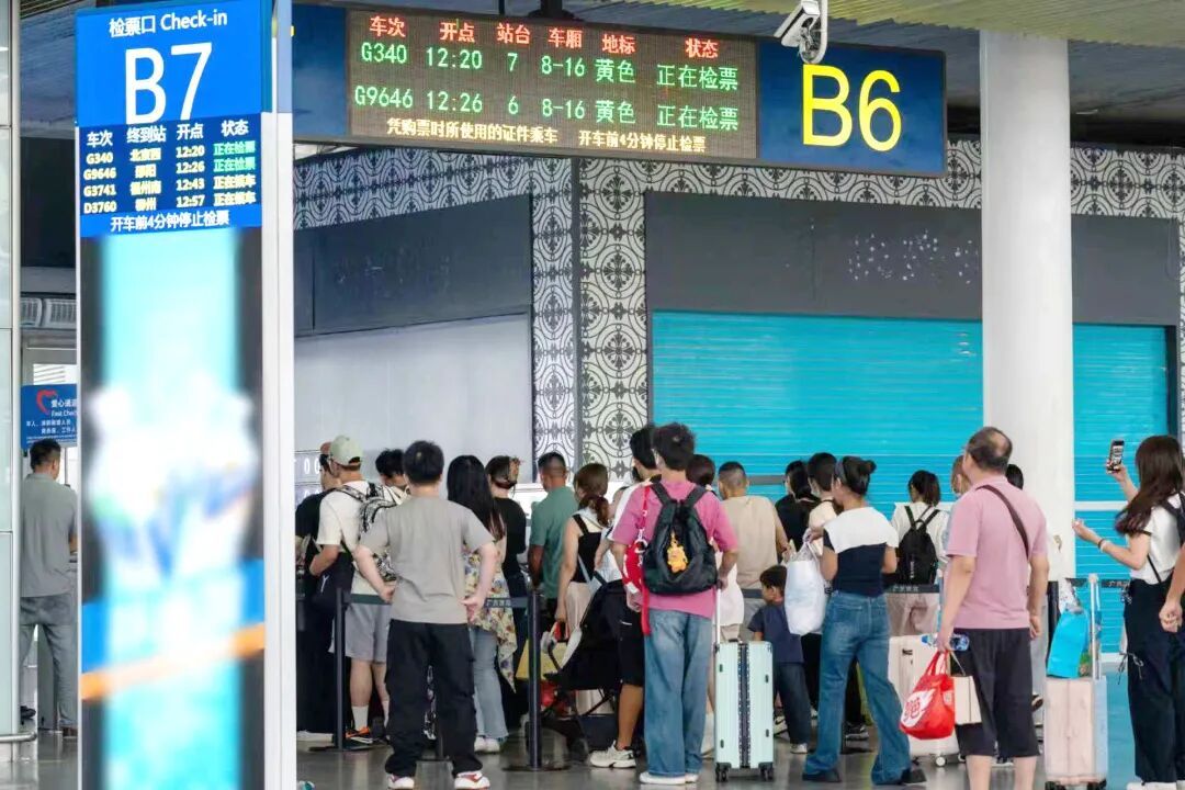 17趟列车同时检票!全国最忙高铁站上演名场面 17趟列车同时检票!全国最忙高铁站上演名场面