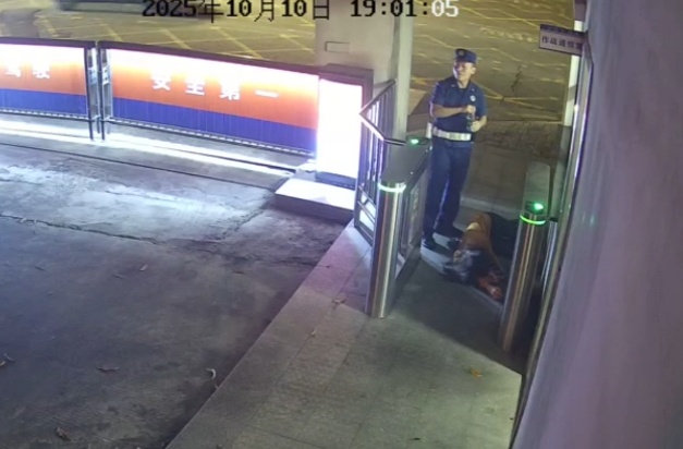 她用尽最后一丝力气，走到消防站门口后……