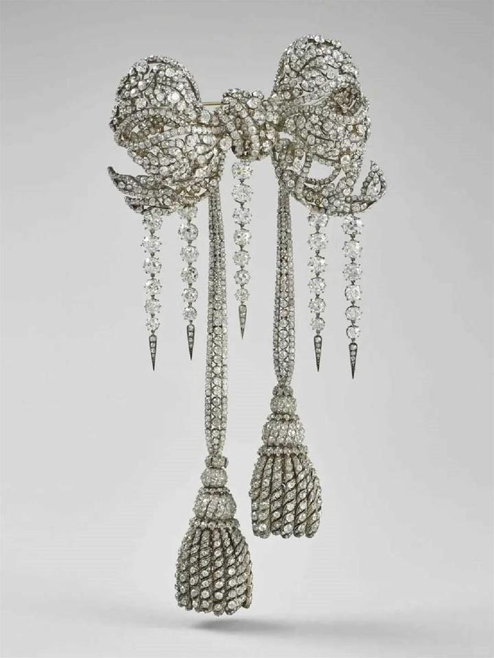 卢浮宫数件珍宝光天化日下被盗 文明殿堂为何频频失守？