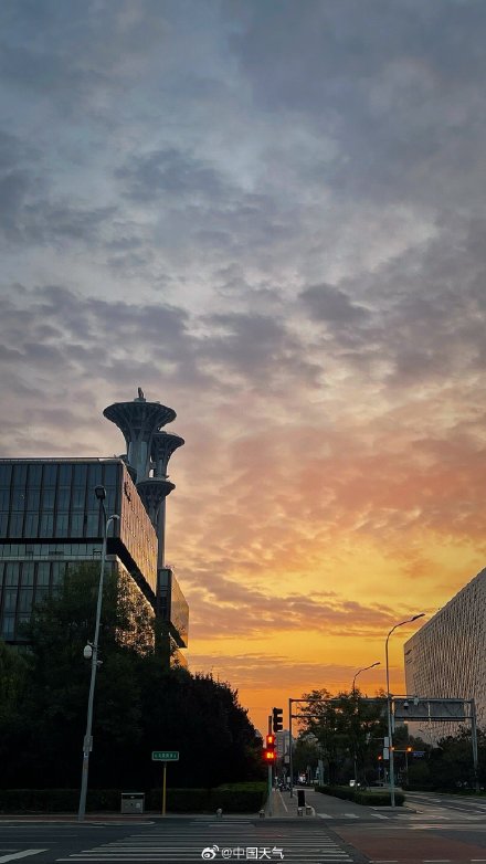 北京天空泛起温柔金色霞光