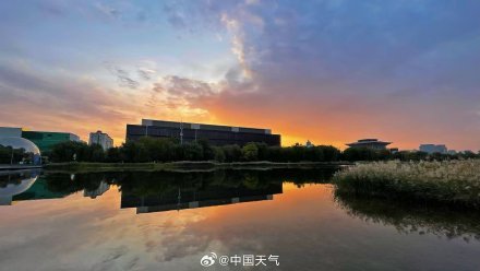 北京天空泛起温柔金色霞光