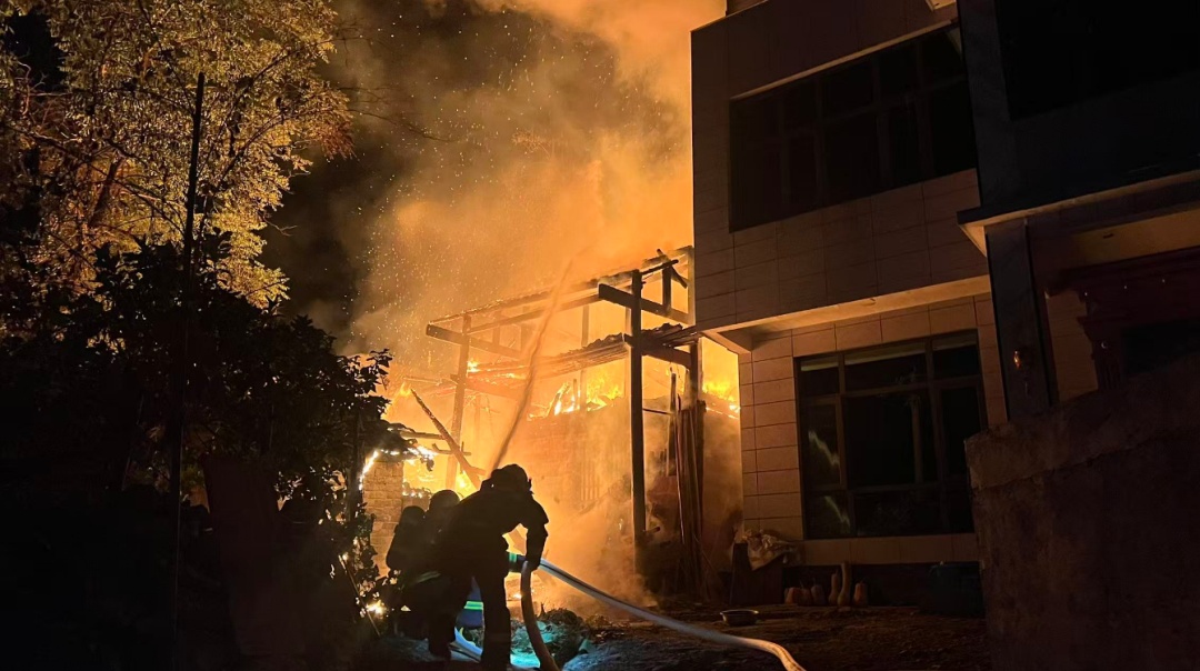 大火吞噬民房,约10万元家当“葬身火海”!这5个征兆点醒你 大火吞噬民房,约10万元家当“葬身火海”!这5个征兆点醒你