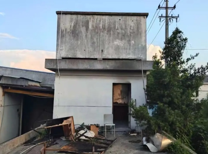 大火吞噬民房,约10万元家当“葬身火海”!这5个征兆点醒你 大火吞噬民房,约10万元家当“葬身火海”!这5个征兆点醒你
