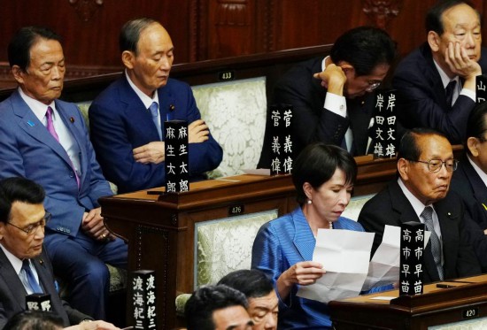 国际观察丨日本首位女首相:拜相路涉险 执政路更险 国际观察丨日本首位女首相:拜相路涉险 执政路更险