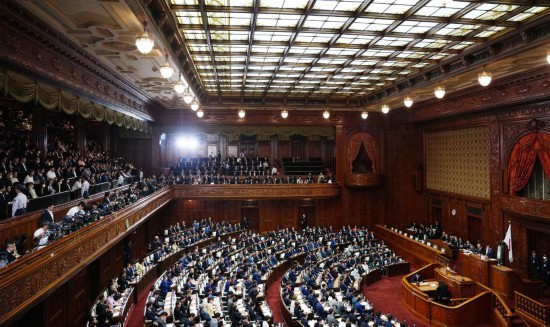 国际观察丨日本首位女首相:拜相路涉险 执政路更险 国际观察丨日本首位女首相:拜相路涉险 执政路更险