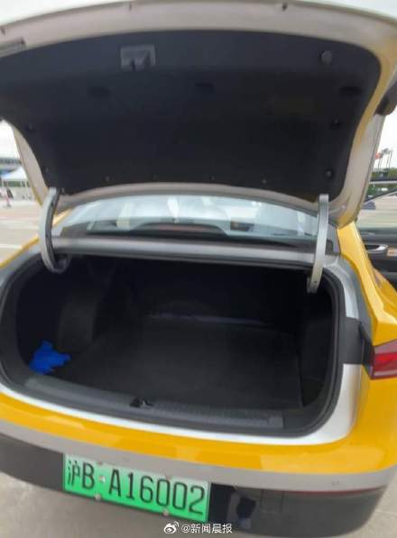 上海出租新车型可放6件大行李箱 280名高星级驾驶员点亮“红顶灯”