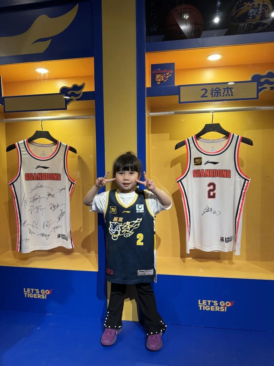 广州5岁小孩姐，脚穿人字拖三步上篮carry全场，网友：打出了属于广东人的松弛感