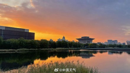 北京天空泛起温柔金色霞光