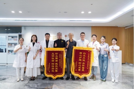 男子眼突竟是藏了3.5厘米肿瘤，眼科专家精准“拆弹”保光明