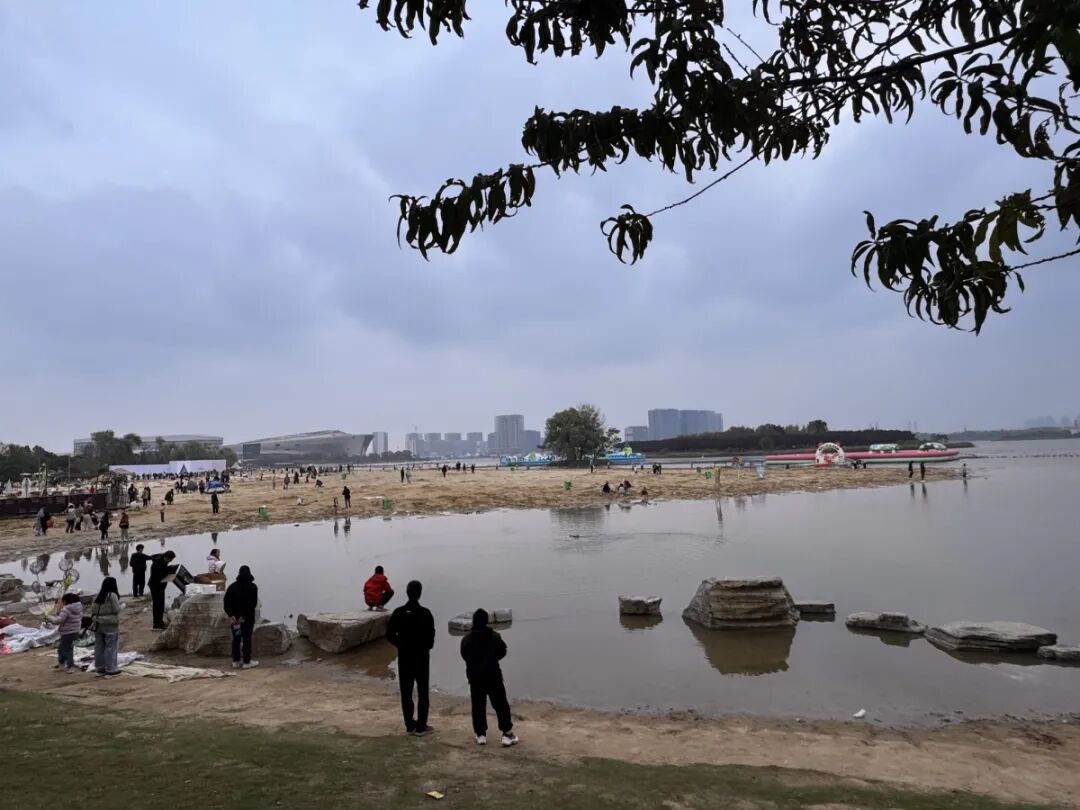 连续阴雨容易诱发抑郁？郑州抑郁门诊患者增五成，专家教你用“光”调整情绪