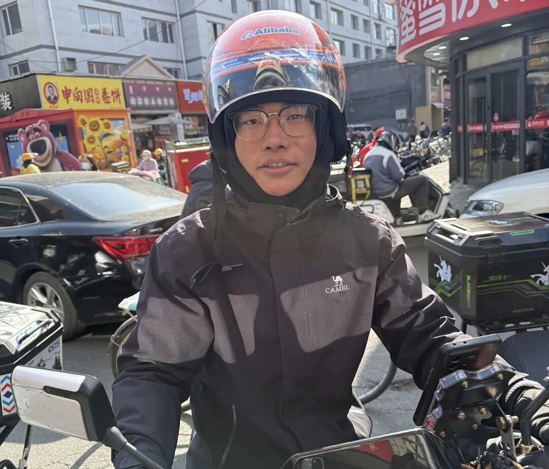 呼和浩特马路上突现一堆百元钞票!有人用电动自行车压住,掏出手机…!结果... 呼和浩特马路上突现一堆百元钞票!有人用电动自行车压住,掏出手机…!结果...