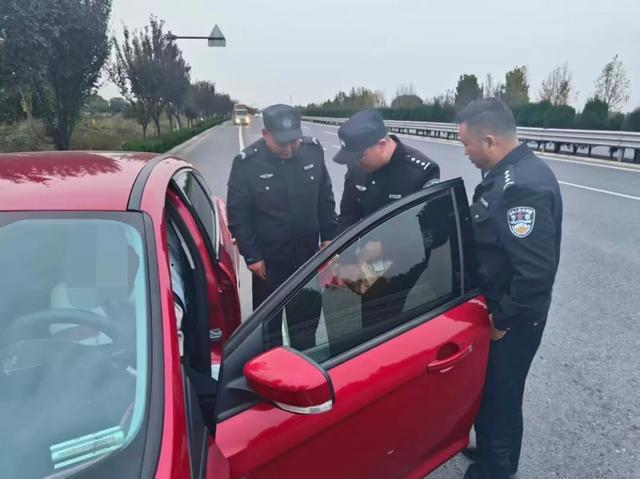 “别管我！”女子执意送10万给骗子，民警争分夺秒上演拦截战