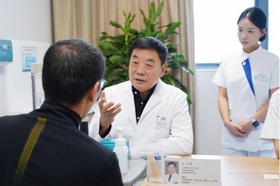 男子眼突竟是藏了3.5厘米肿瘤，眼科专家精准“拆弹”保光明