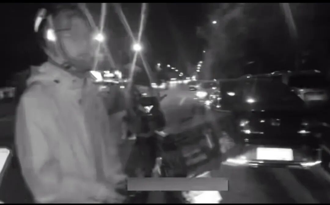 呼和浩特马路上突现一堆百元钞票!有人用电动自行车压住,掏出手机…!结果... 呼和浩特马路上突现一堆百元钞票!有人用电动自行车压住,掏出手机…!结果...