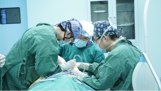 男子眼突竟是藏了3.5厘米肿瘤，眼科专家精准“拆弹”保光明