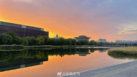 北京天空泛起温柔金色霞光