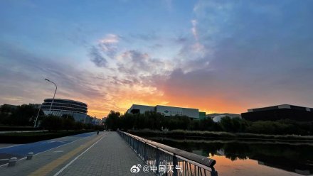 北京天空泛起温柔金色霞光