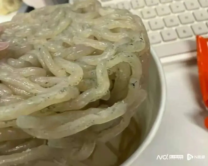 每包都有“蛆”?网红品牌客服:是印度谷螟幼虫;此前刚因产品发霉致歉并召回 每包都有“蛆”?网红品牌客服:是印度谷螟幼虫;此前刚因产品发霉致歉并召回