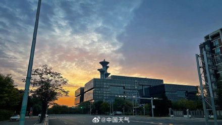 北京天空泛起温柔金色霞光