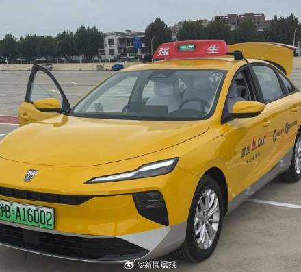 上海出租新车型可放6件大行李箱 280名高星级驾驶员点亮“红顶灯”