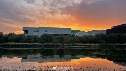 北京天空泛起温柔金色霞光