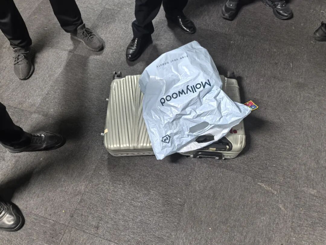 行李箱内惊现80万“现金”？报警后拆封，大家都乐了