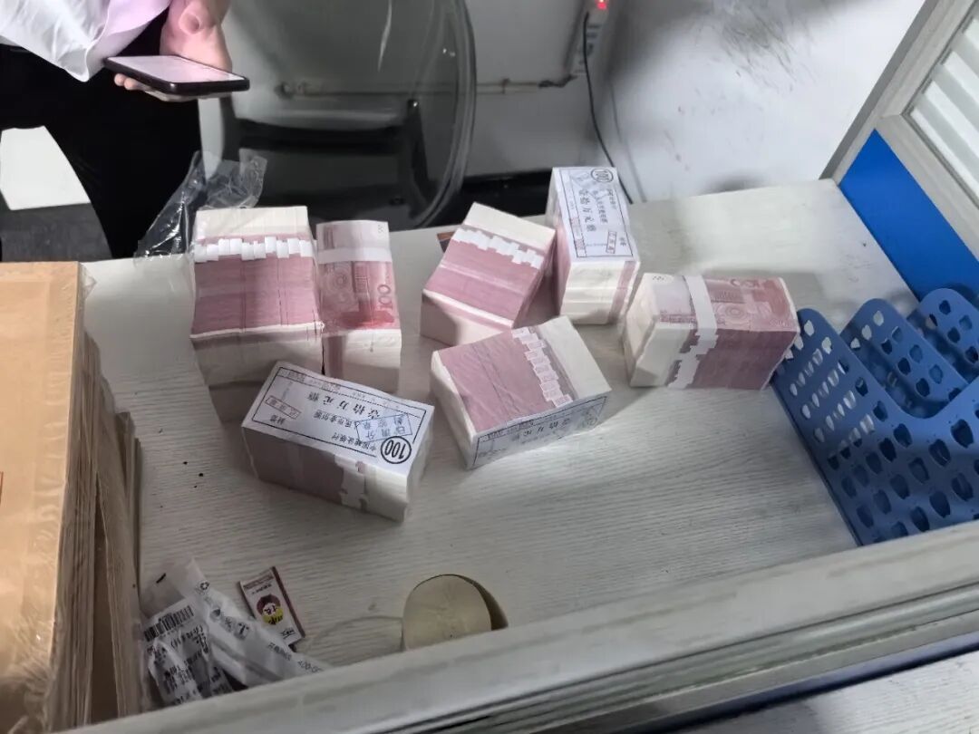 行李箱内惊现80万“现金”？报警后拆封，大家都乐了