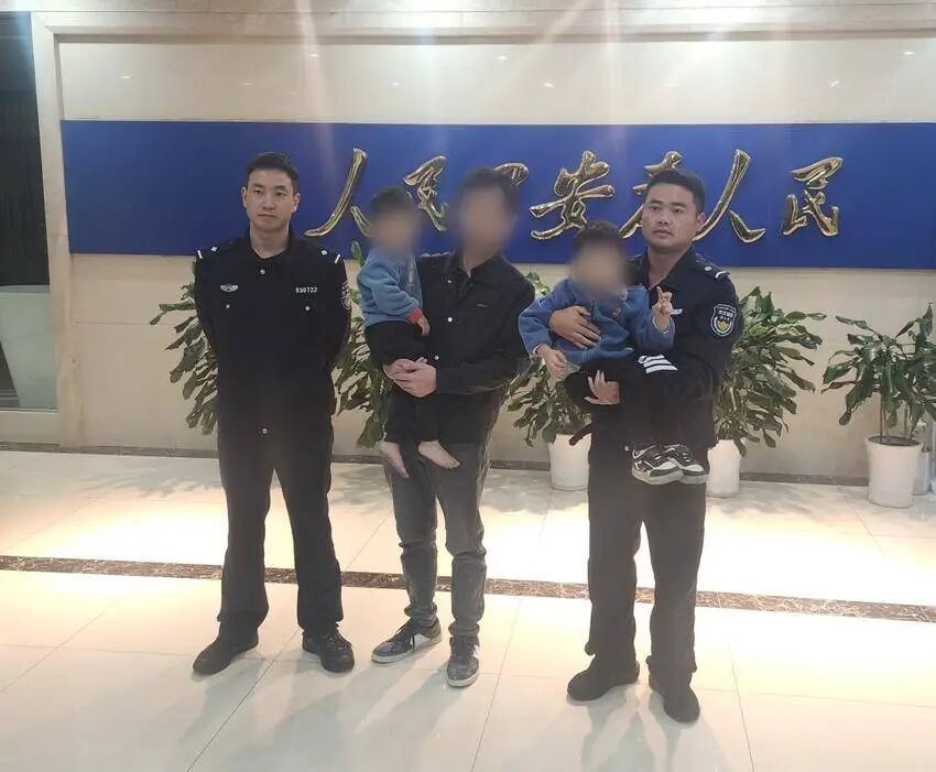 5岁“哥俩”迷路，哭到抽噎还光脚