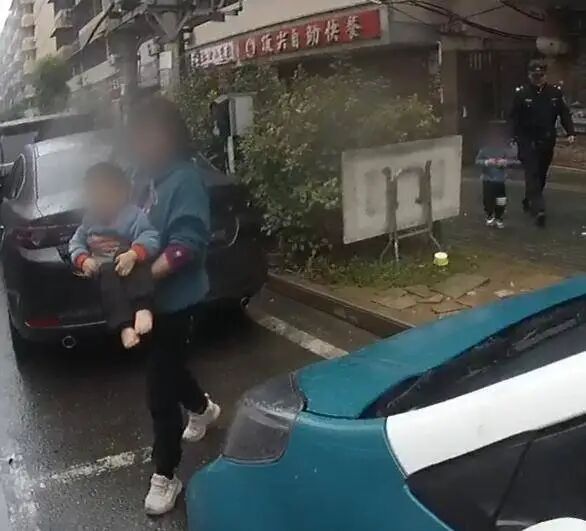 5岁“哥俩”迷路，哭到抽噎还光脚