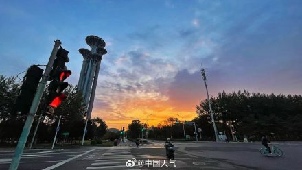 北京天空泛起温柔金色霞光