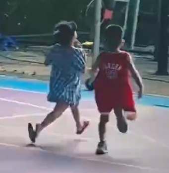广州5岁小孩姐，脚穿人字拖三步上篮carry全场，网友：打出了属于广东人的松弛感