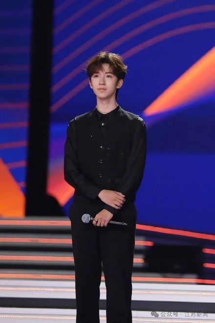 时代少年团贺峻霖保研中国传媒大学!创下两个纪录 时代少年团贺峻霖保研中国传媒大学!创下两个纪录