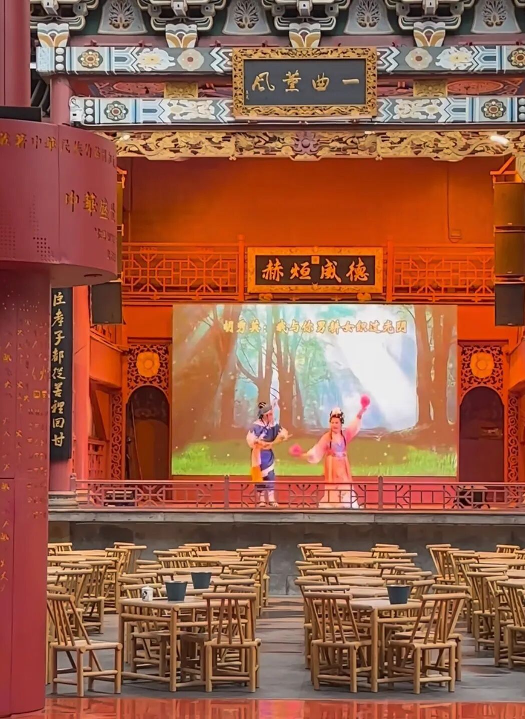 没有观众演员依然卖力表演，网友点赞“太敬业”，长沙火宫殿：不论刮风下雨都演