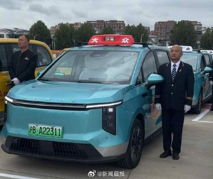上海出租新车型可放6件大行李箱 280名高星级驾驶员点亮“红顶灯”
