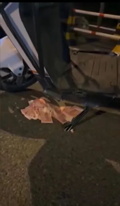 呼和浩特马路上突现一堆百元钞票!有人用电动自行车压住,掏出手机…!结果... 呼和浩特马路上突现一堆百元钞票!有人用电动自行车压住,掏出手机…!结果...