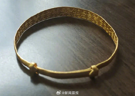 女子集市上免费洗金镯被洗掉5克,警方:摊贩用“王水”盗窃黄金,已刑拘 女子集市上免费洗金镯被洗掉5克,警方:摊贩用“王水”盗窃黄金,已刑拘