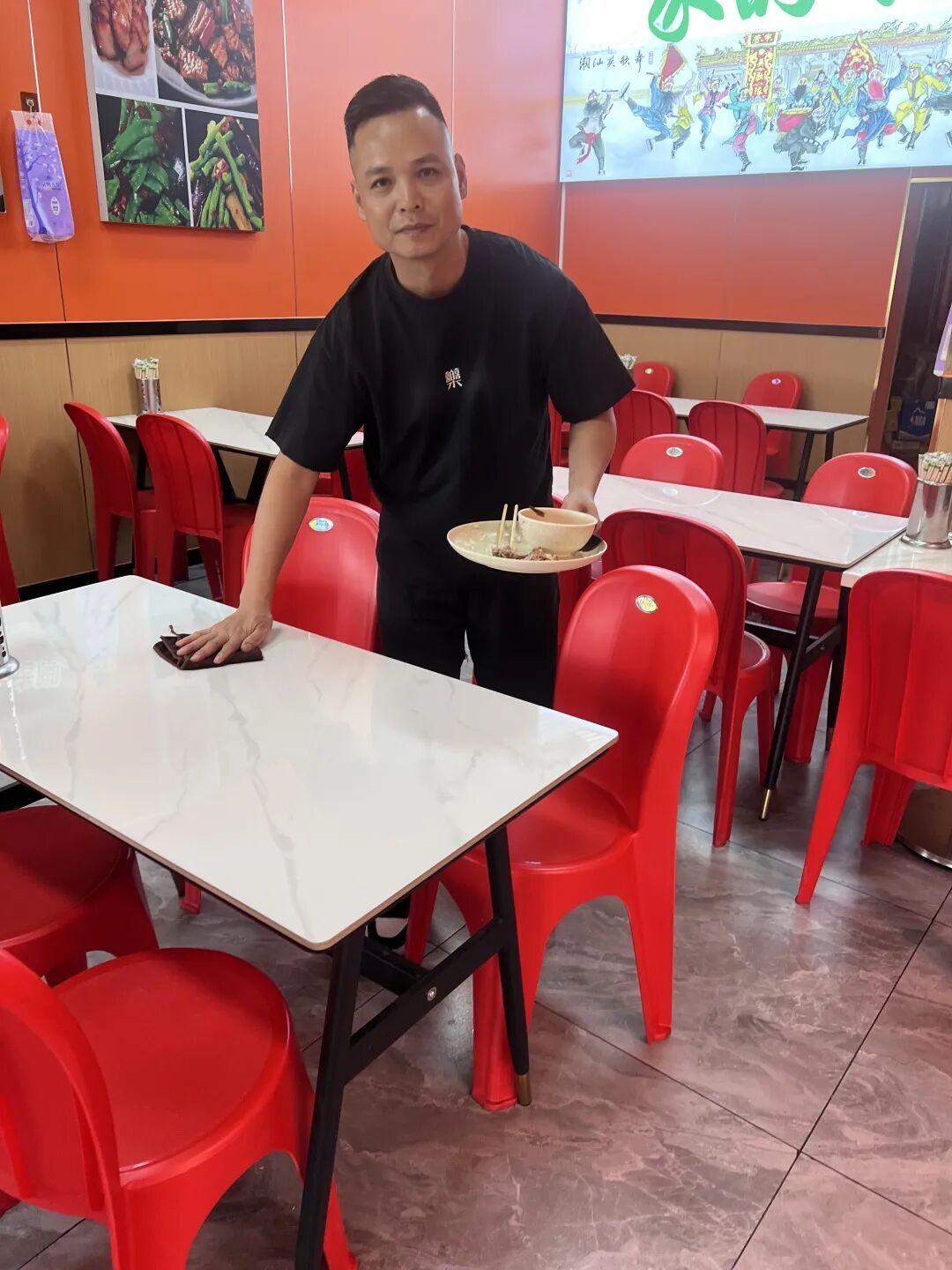 小伙到广州一猪脚饭店吃免费“2号餐”，突然跪地道谢，老板娘：以后要吃饭就直接过来
